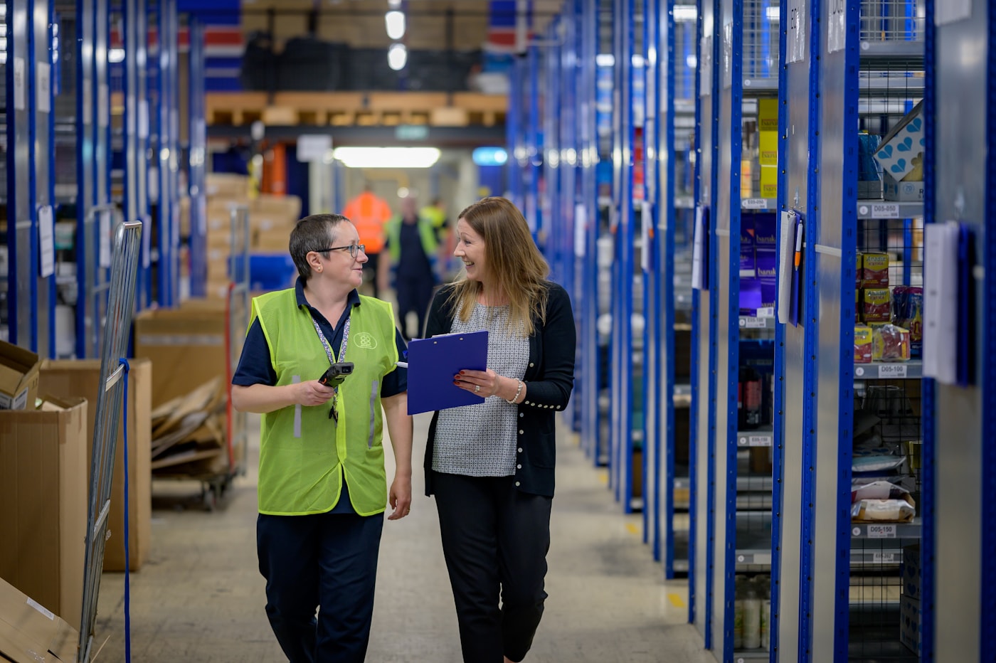 Mitarbeitende in einem Logistikbetrieb